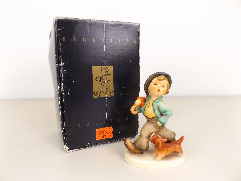 lot 54 image: Vintage M.J. Hummel Goebel Strolling Along #5 In Original Box
