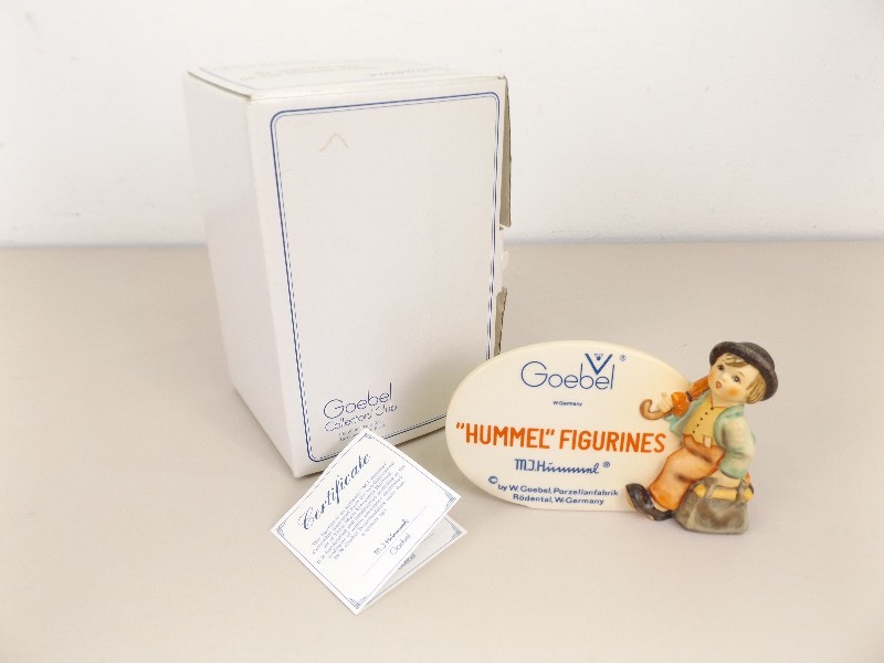lot 60 image: Vintage M.J. Hummel Goebel Merry Wanderer Display Dealer Plaque #187 A In Original Box
