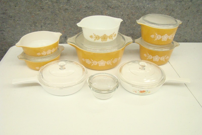 lot 156 image: Lot of Vintage Bakeware