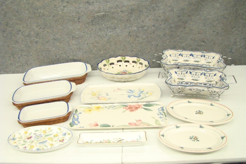 lot 160 image: Lot of Vintage Serving Trays