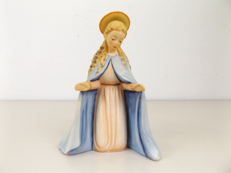 lot 71 image: Vintage M.J. Hummel Goebel Virgin Mary #214 A