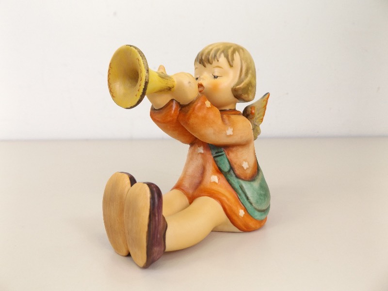 lot 72 image: Vintage M.J. Hummel Goebel Joyous News #27III