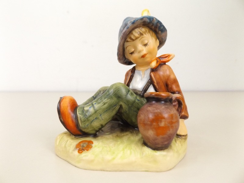 lot 79 image: Vintage M.J. Hummel Goebel Coffee Break #409