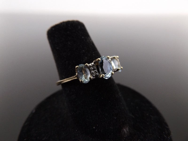 lot 19 image: 10k Yellow Gold .8 ct tw Aquamarine Ring Size 6.75