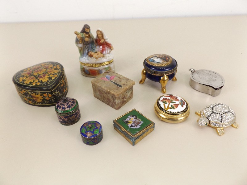 lot 92 image: Lot of Vintage Trinket Boxes
