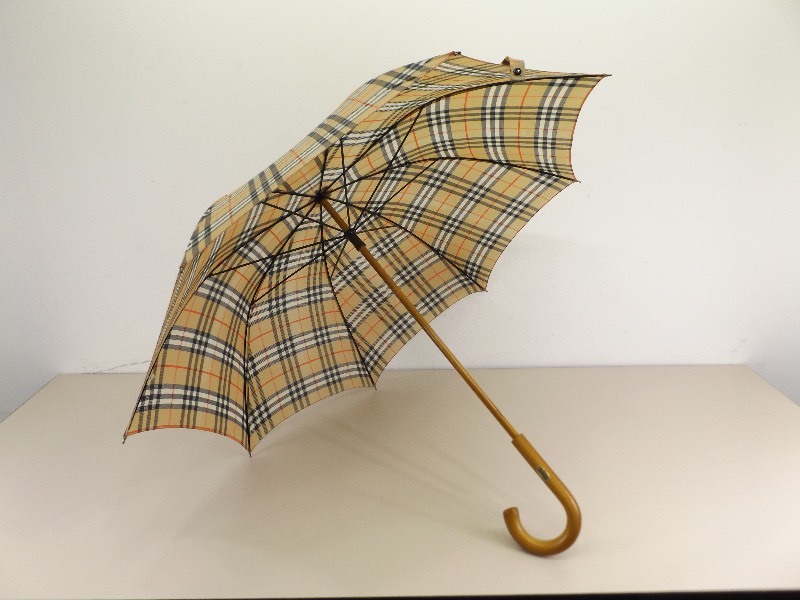 lade Nuværende hellig Vintage Burberry's Wood Handle Tan Nova Check Umbrella | EC #266 HUGE  Estate, Collectibles, and Jewelry Auction | K-BID