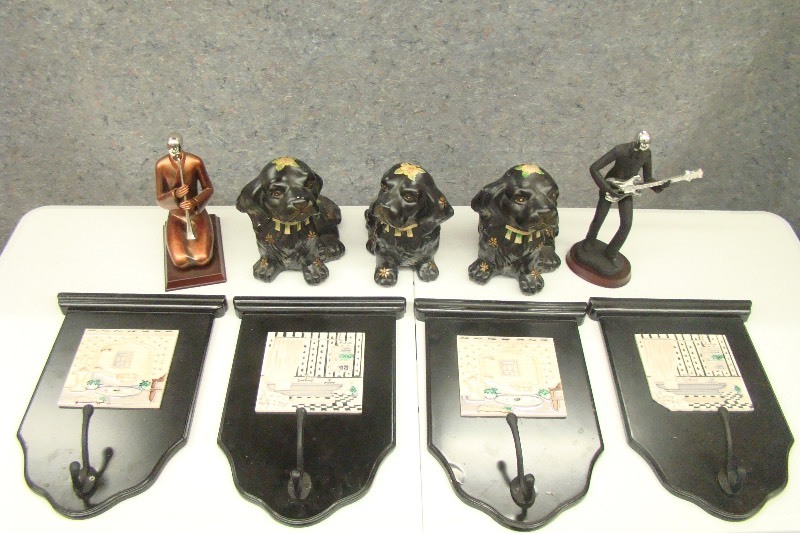 lot 162 image: Lot of Misc Decor
