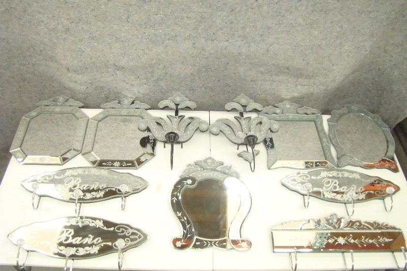 lot 163 image: Lot of Mirrored Decor