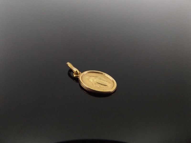 lot 28 image: 14k Yellow Gold Mother Mary Pendant