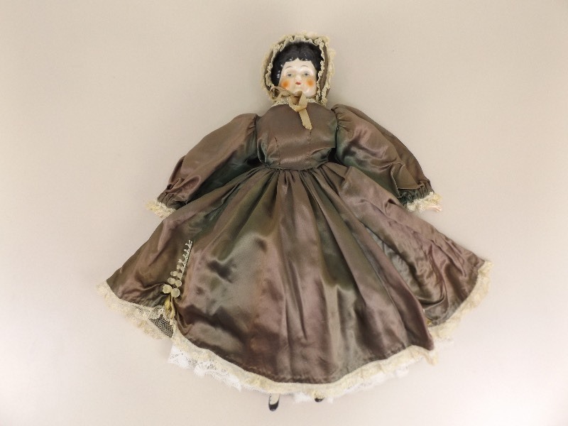 lot 50 image: Antique 18 Bisque Doll