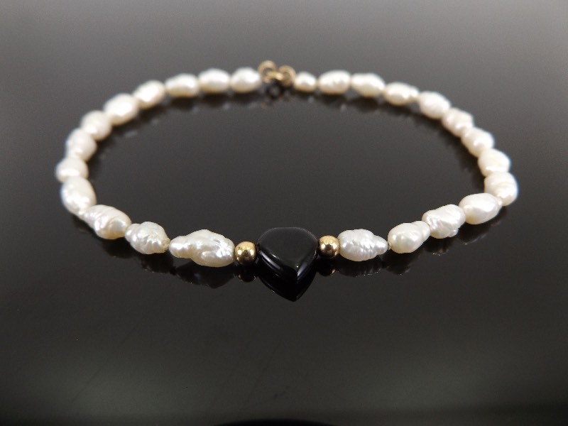 lot 35 image: 14k Yellow Gold Clasp Bead Accented Fresh Water Pearl Onyx Heart Bracelet