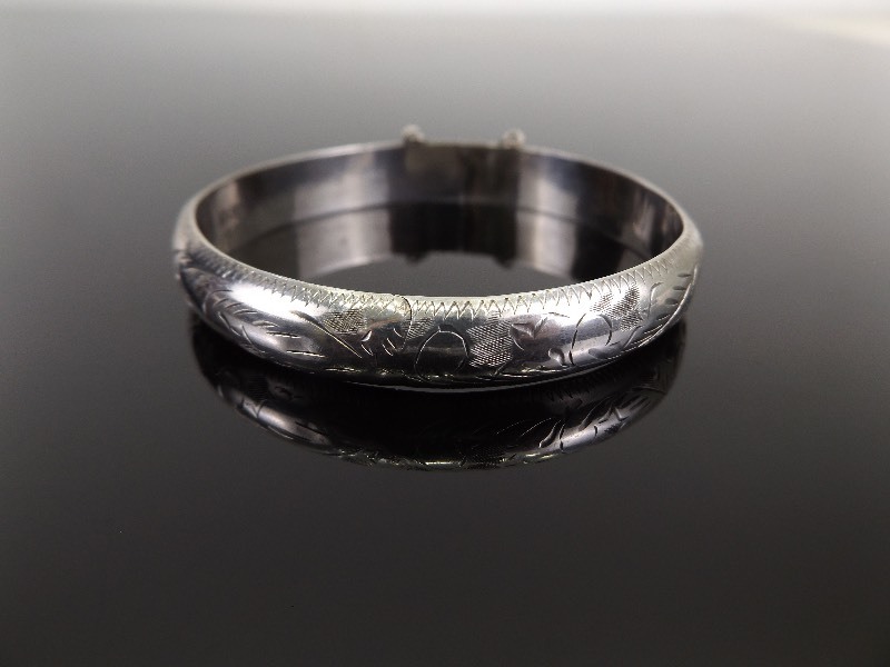 lot 44 image: .925 Sterling Silver Etched Design Hinged Bangle Bracelet