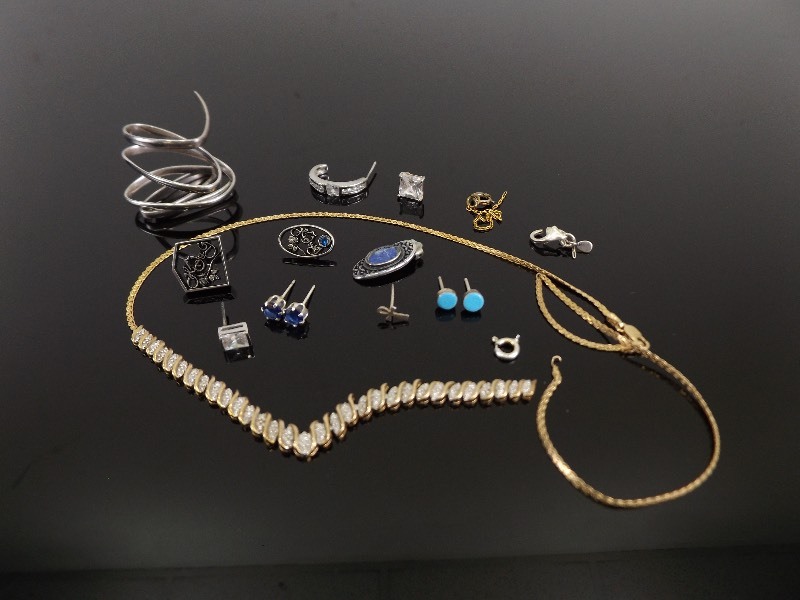 lot 47 image: 27.6 Grams of Scrap .925 Sterling Silver Jewelry