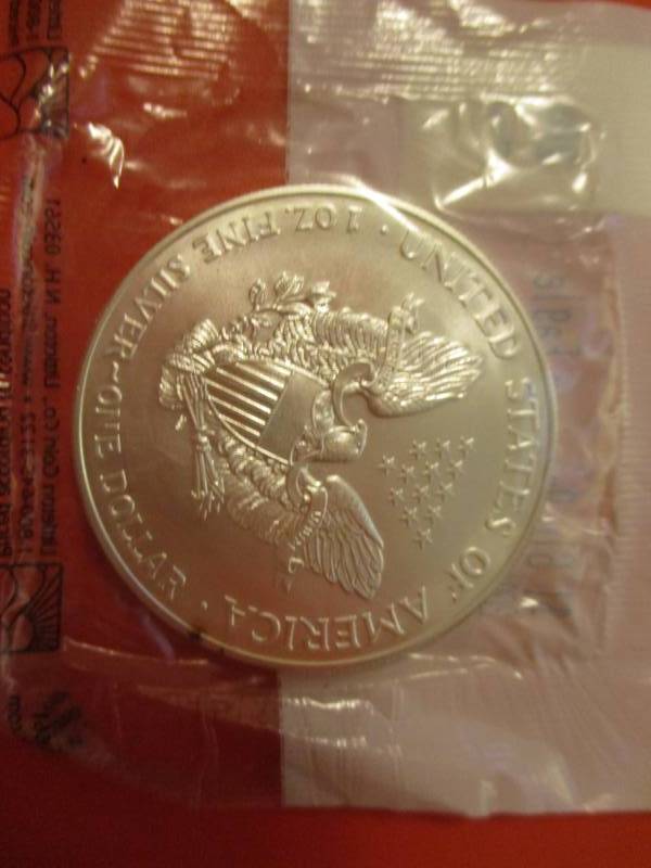 lot 13 image: 2001 Silver American eagle UNC