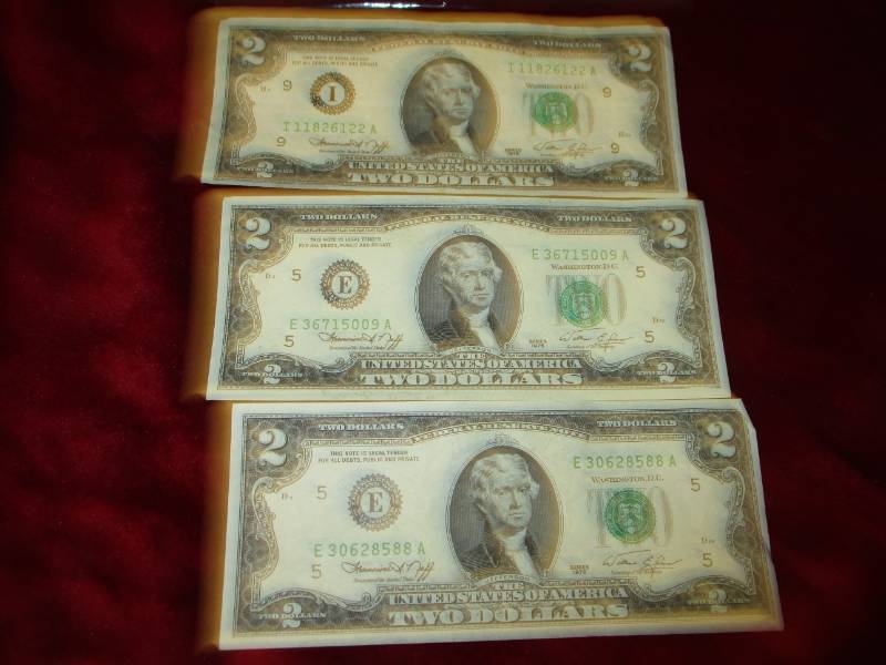 lot 229 image: 3 Nearly unciculated $2 Bills 1976