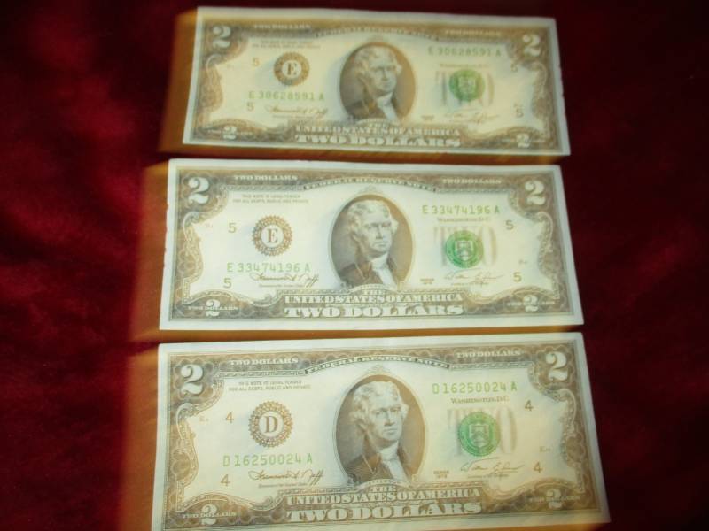 lot 230 image: 3 Nearly unciculated $2 Bills 1976