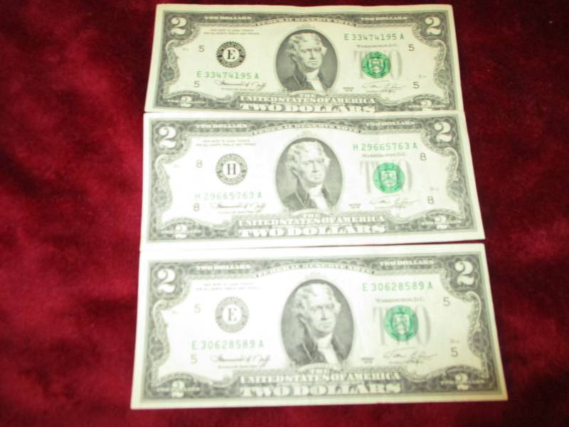 lot 231 image: 3 Nearly unciculated $2 Bills 1976