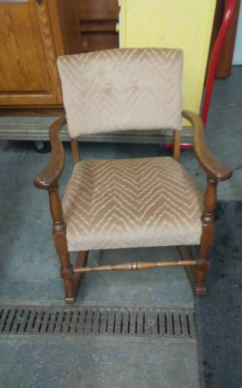 lot 4 image: Vintage Cute Rocker With Arms 23 Inches Wide X 30 Inches Tall