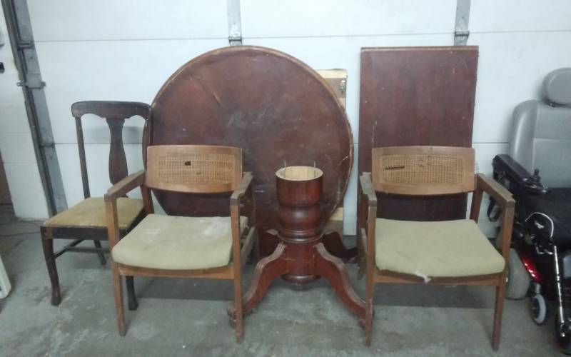 lot 10 image: Round Wood Pedestal Table With 24 Inch Leaf, 48 Inches Diameter With 3 Assorted Chairs & 1 Other Leaf