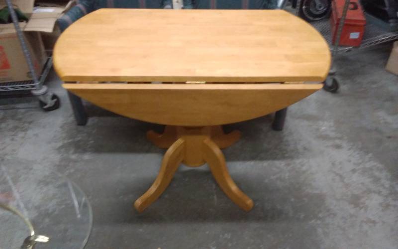 lot 29 image: Nice, Wood 42 Inch Drop Side Leaf Pedestal Table