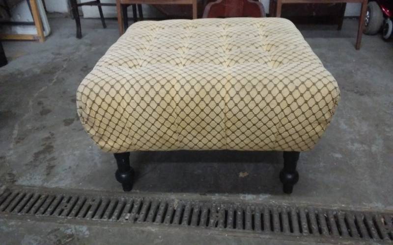 lot 32 image: 4-Legged Tufted Ottoman 28x28x28