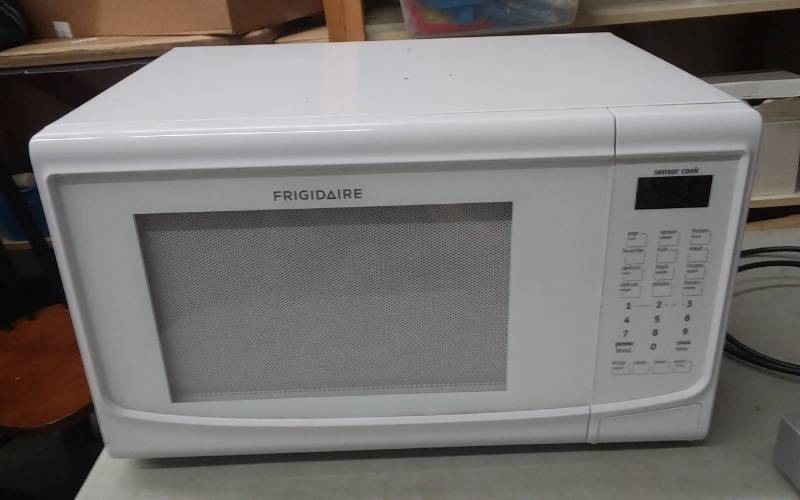 lot 34 image: Frigidaire Microwave Oven 20x15x12 High, 1500 Watts Manufactured 2015 (Clean)-Works