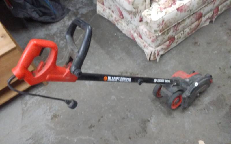 lot 35 image: Black & Decker Electric Edger