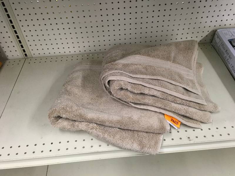 2PK Charisma Bath Towels, Retail $9.99