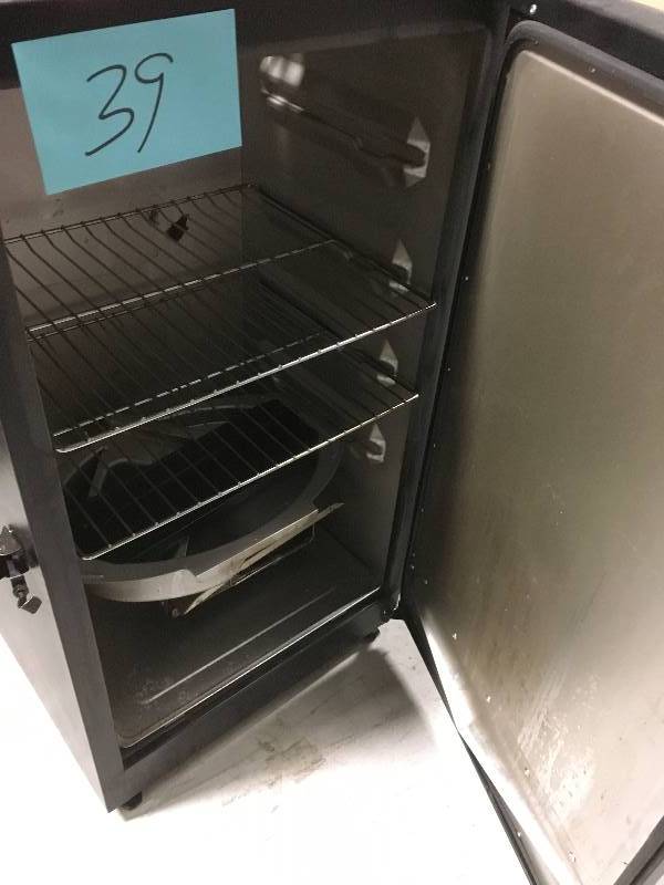 lot 39 image: Masterbuilt Pro Mes 130B Digital Electric Smoker USED