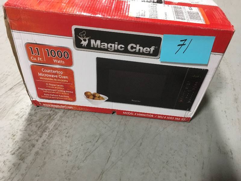 lot 71 image: Magic Chef 1.1 cu. ft. Countertop Microwave in Black with Gray Cavity open box in like new condition