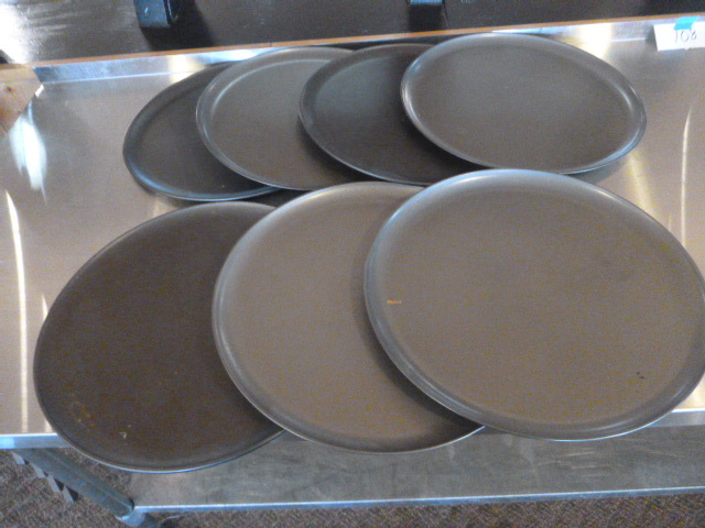 lot 122 image: 7 Pizza Pans