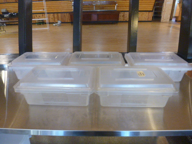 lot 66 image: 5 Rubbermaid Food Containers with Lids