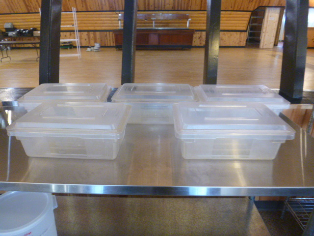 lot 67 image: 5 Rubbermaid Food Containers with Lids