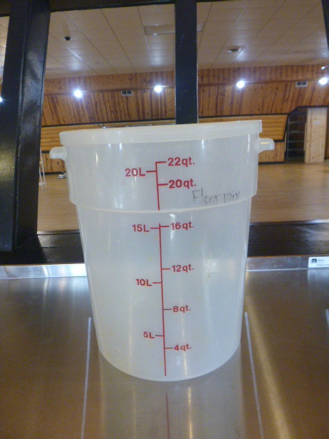 lot 68 image: Cambro Measuring Pail with Lid