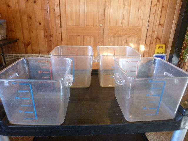 lot 70 image: 4 Rubbermaid Measuring Pails