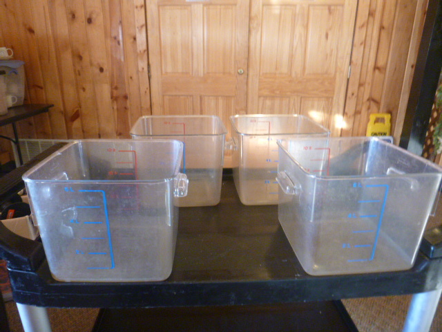 lot 71 image: 4 Rubbermaid Measuring Pails