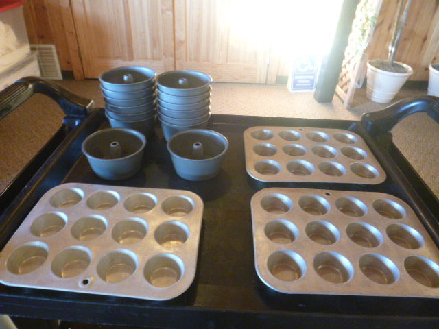lot 81 image: Muffin and Bundt Pans