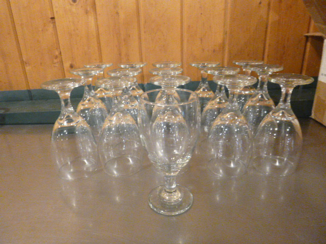 lot 189 image: 16 Wine Glasses