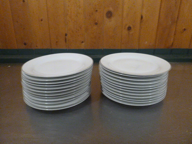 lot 198 image: 24 Porcelain Dinner Plates