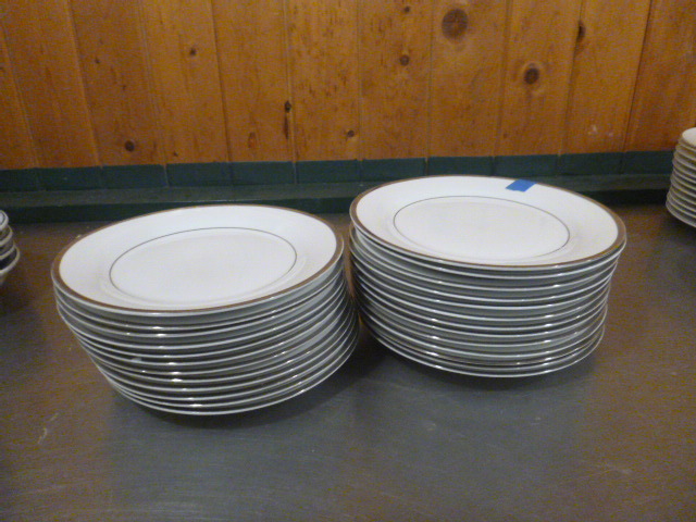 lot 199 image: 25 Porcelain Dinner Plates