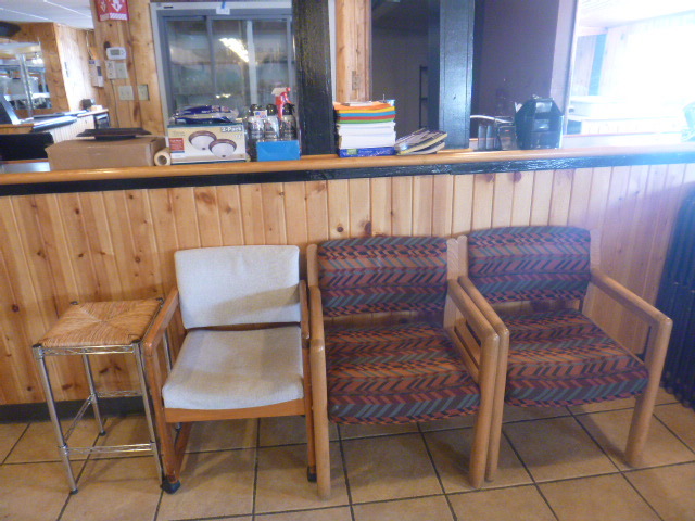 lot 240 image: 3 Chairs and Small Stand