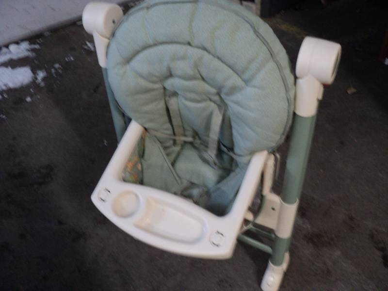 Graco Collapsible High Chair...
