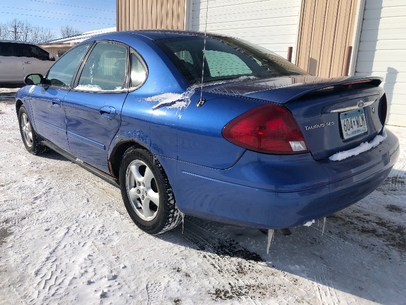 lot 10 image: 2003 FORD TAURUS