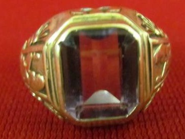 lot 6 image: Jewelry