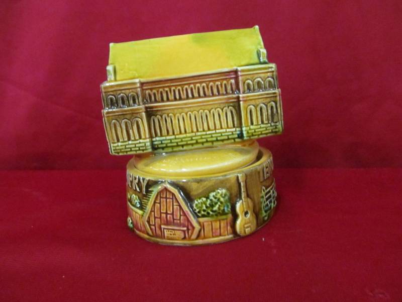 lot 7 image: vintage music box