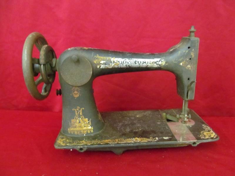 lot 17 image: singer sewing machine