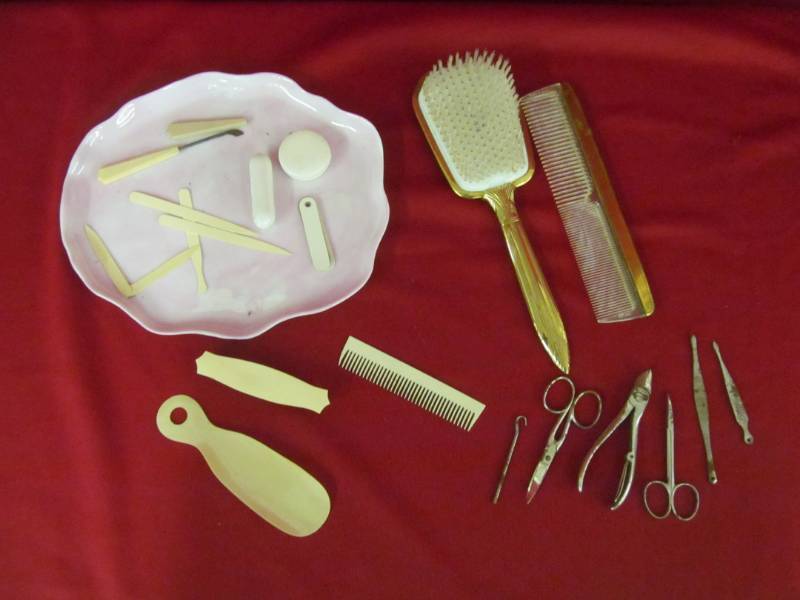 lot 26 image: vintage dresser set