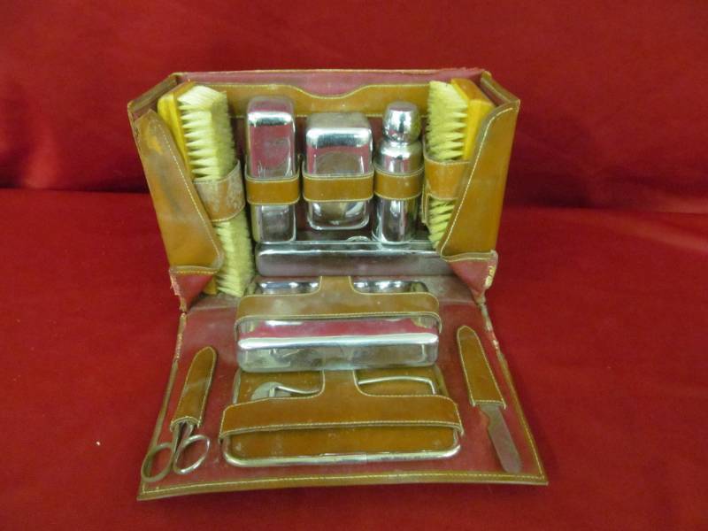 lot 31 image: vintage mens traveling toiletry case