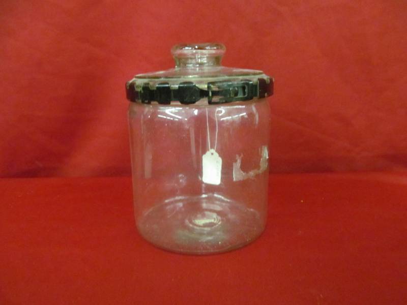 lot 32 image: vintage cigar jar