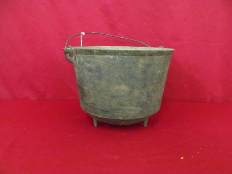lot 86 image: cast-iron kettle